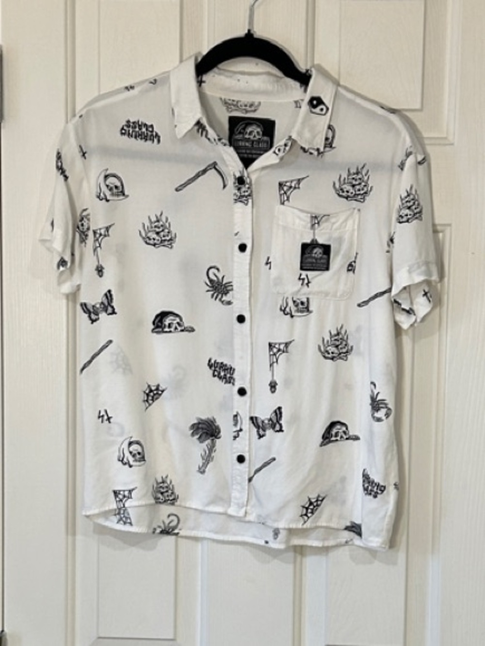 Lurking Class by Sketchy Tank WhiteShort-Sleeve Button-Down Shirt Small